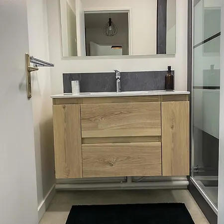 Appartement T3 Moderne Avec Balcon Terrasse Et Parking Gratuit *